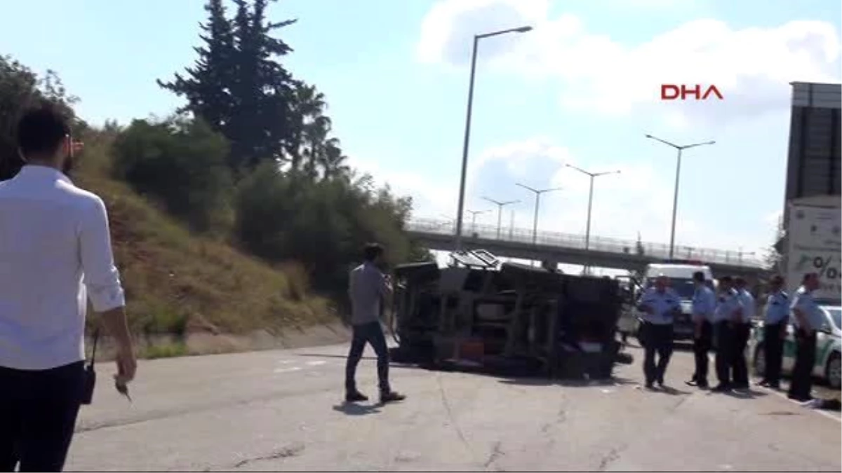 Adana\' da Zırhlı Araç Devrildi 3 Polis Yaralı