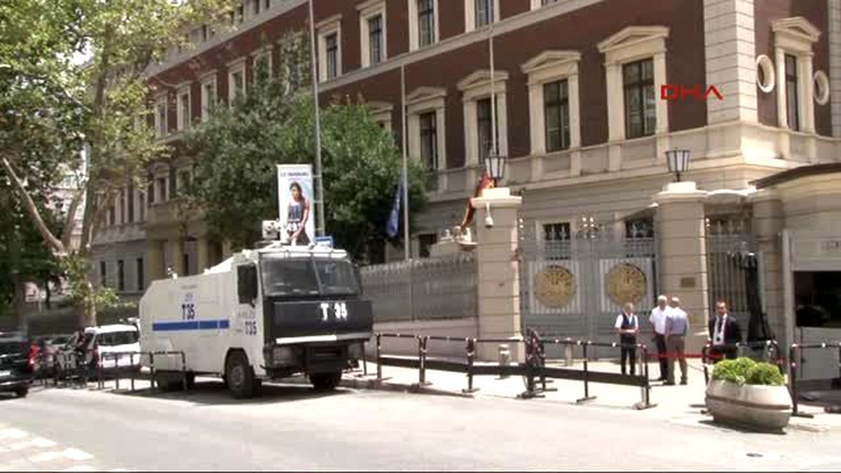 Almanya ve Hollanda Bayraklarını Yarıya İndirdi