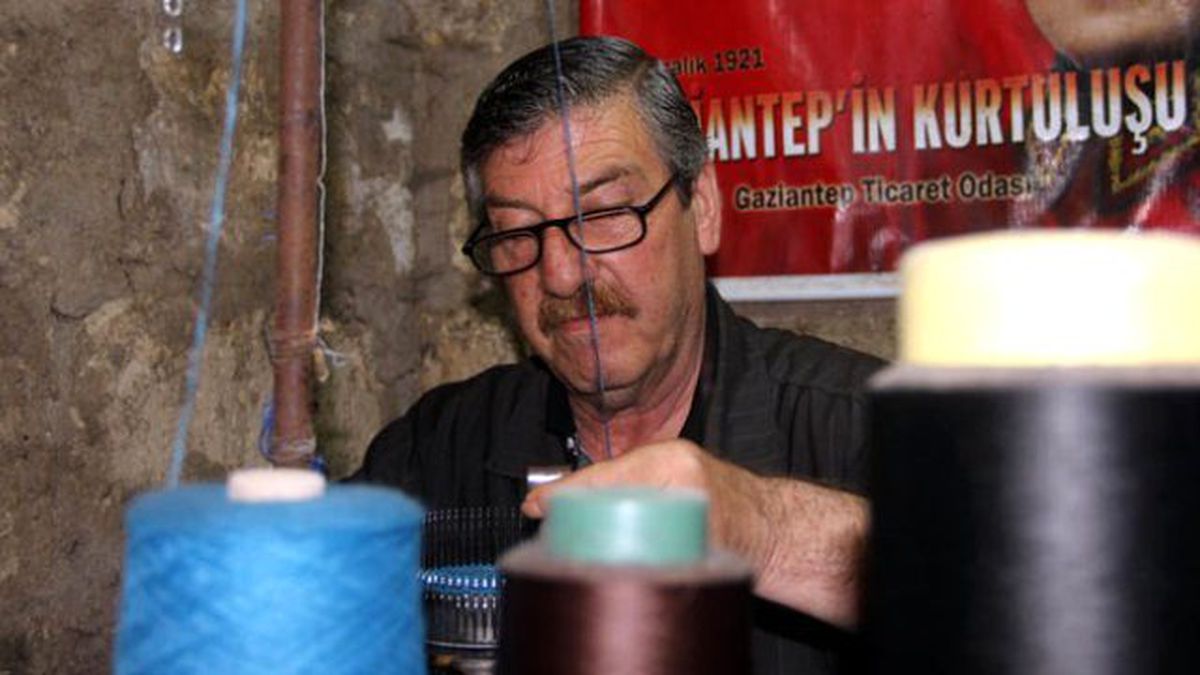 Asırlık Çorap Makinesiyle 500 Yıllık Mağarada Çorap Örüyor, Alan Bir Daha Alıyor