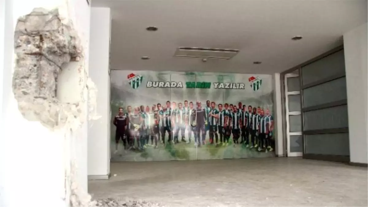 Bursaspor\'un Eski Evi Atatürk Stadı\'nda Yıkım Başladı