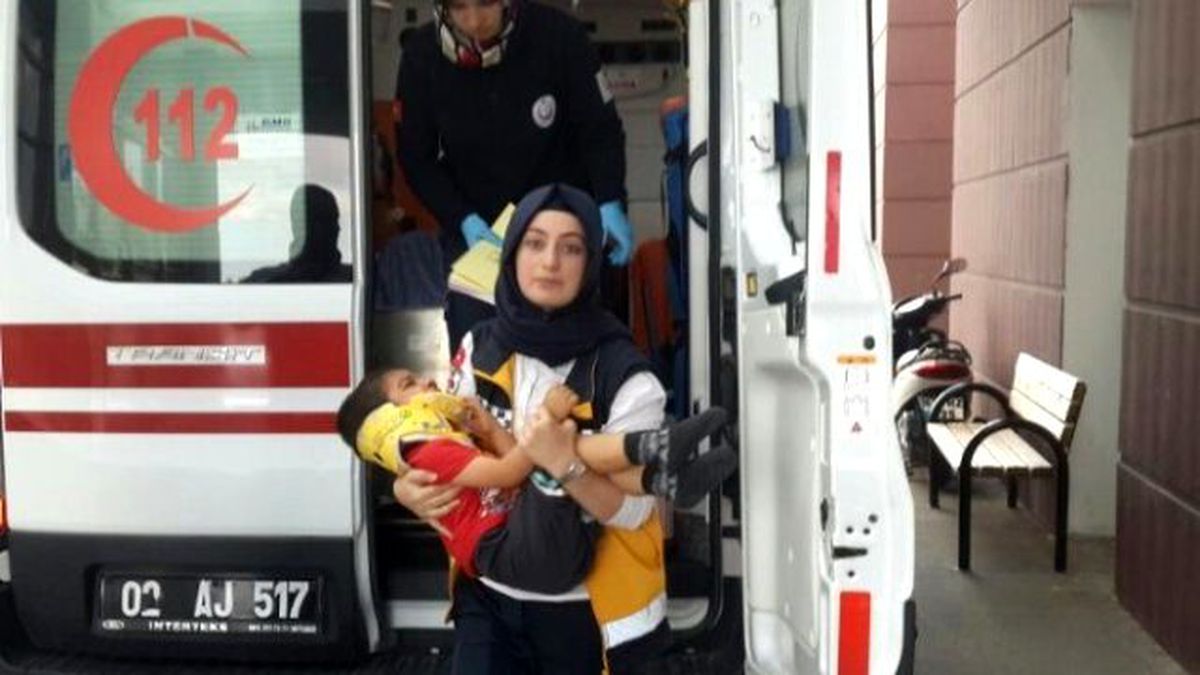Bahçede Oynayan Çocuğun Üzerine Demir Kapı Düştü