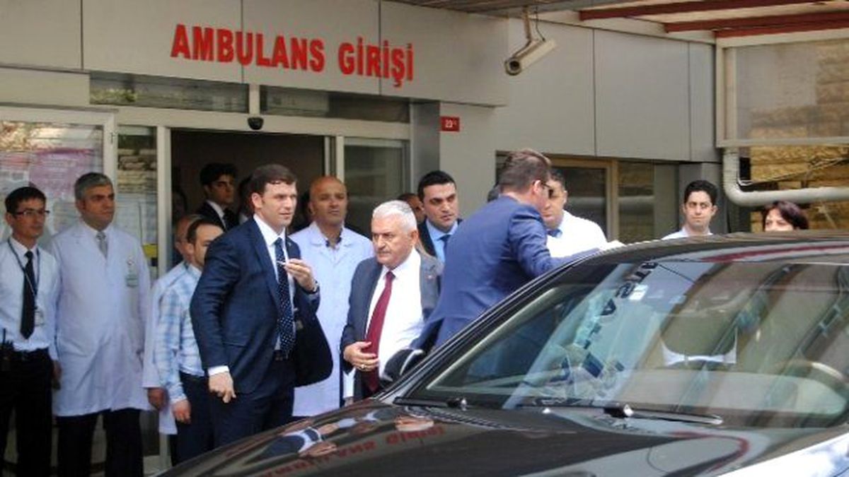 Başbakan Yıldırım, Haseki\'de Tedavileri Süren Yaralıları Ziyaret Etti
