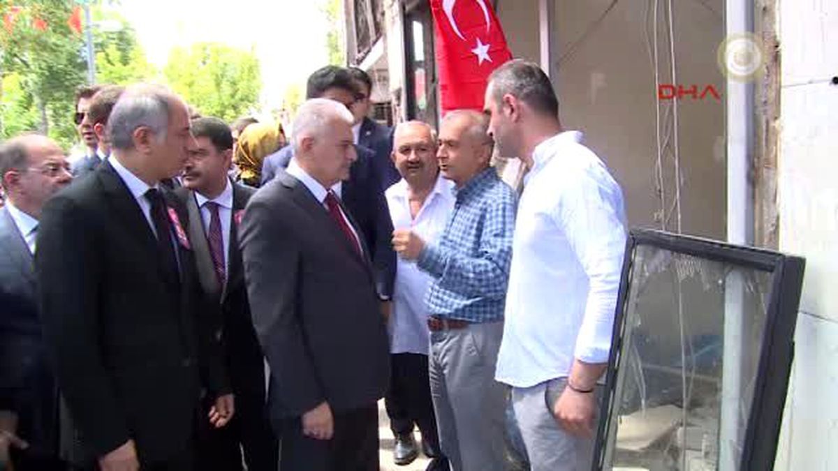 Başbakan Yıldırım\'ın Telsizle Polislere Seslenirken Çekilen Görüntüsü