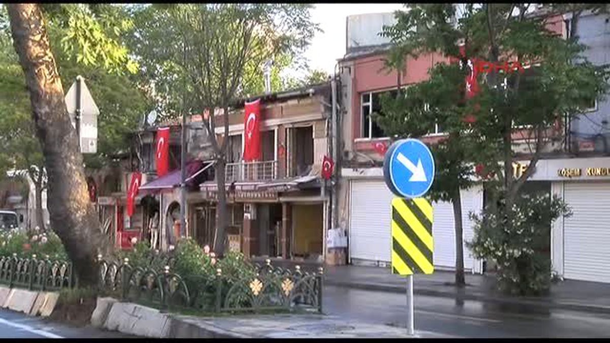 Bombalı Saldırıda Zarar Gören İş Yerlerine Türk Bayrakları Asıldı