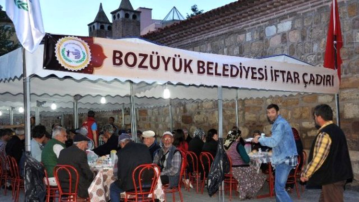 Bozüyük Belediyesi İftar Çadırı Vatandaşları Bir Araya Getiriyor