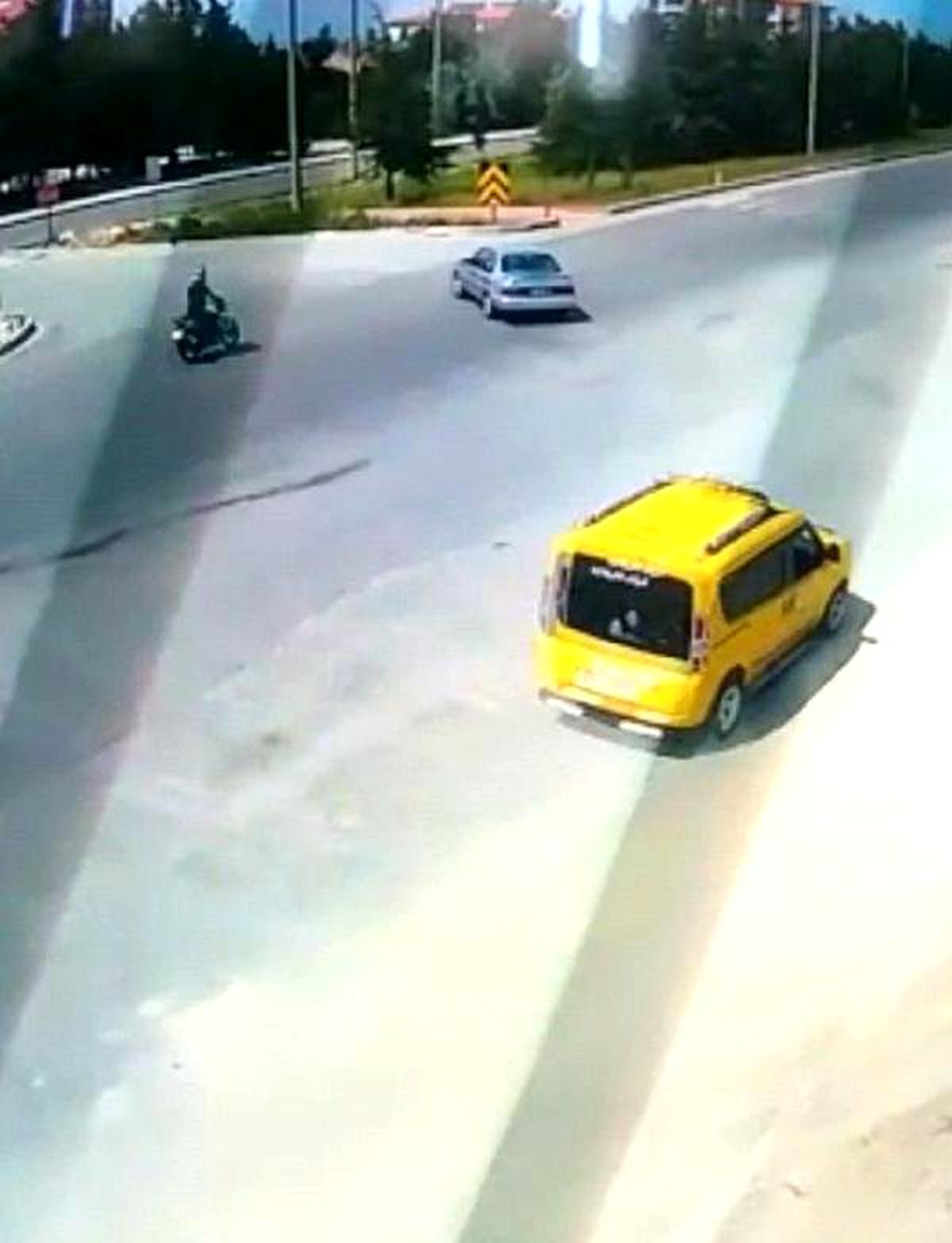 Burdur\'daki Motosiklet Kazası Güvenlik Kamerasında