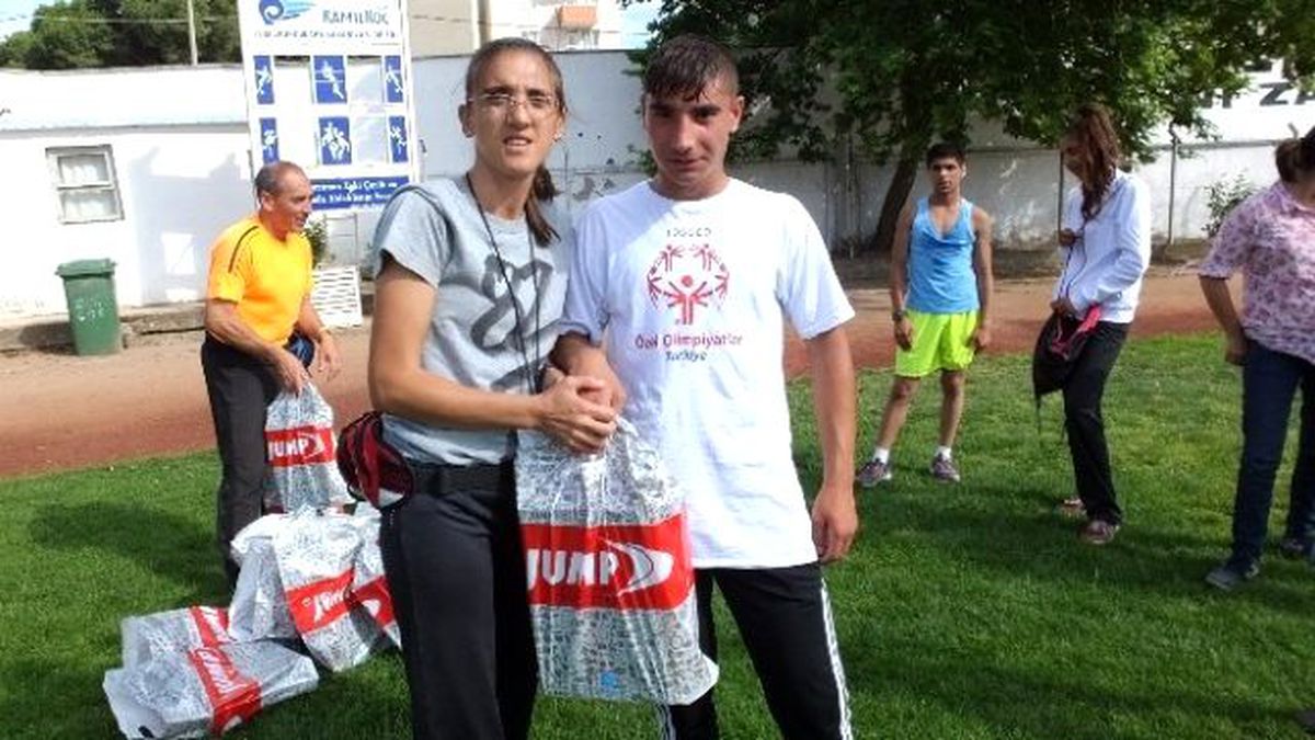 Burhaniye\'de Özel Sporculara Milli Eğitimden Spor Ayakkabı