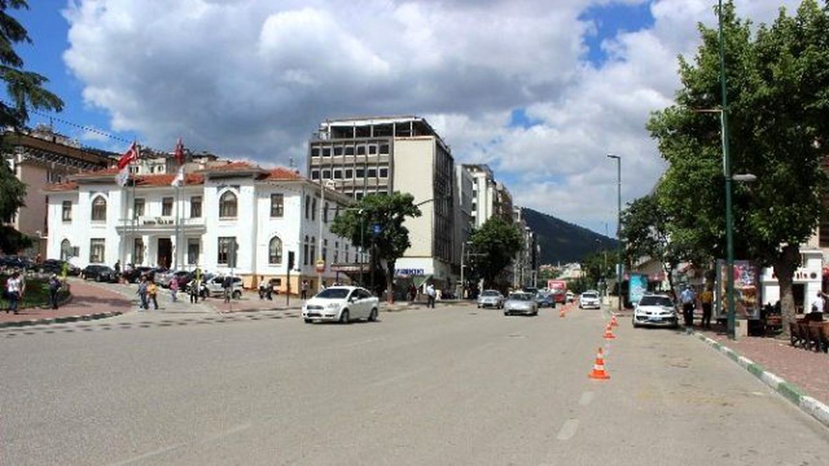 Bursa Valiliği Önünde Güvenlik Önlemleri Arttırıldı