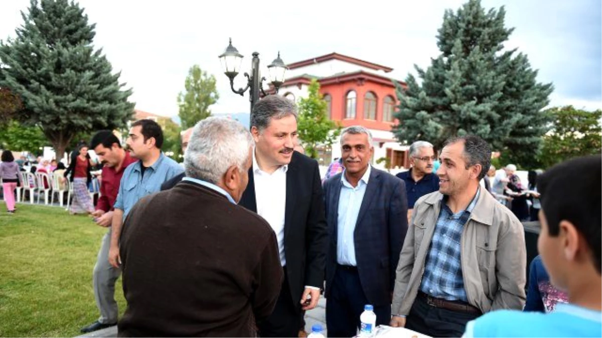 Büyükşehir Belediyesi Sokak İftarlarının ilki Seyran Mahallesinde düzenlendi