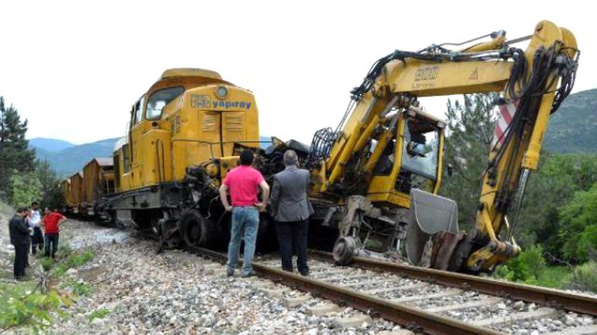 Çalışma Yapılan Demiryolunda Tren İş Makinelerine Çarptı: 1 Yaralı