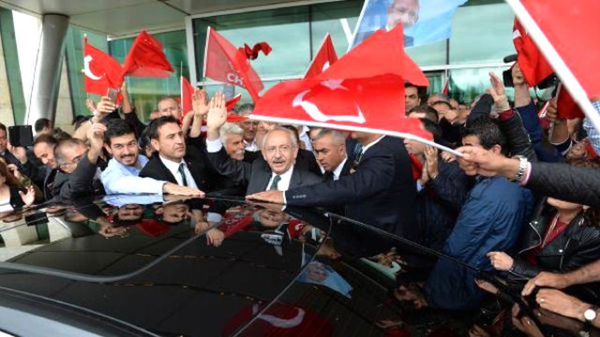 CHP Lideri Kılıçdaroğlu\'na Kalabalık Karşılama