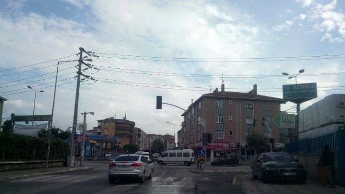 Darıca\'da Sık Sık Kazaların Yaşandığı Caddeye Trafik Işıkları Kondu