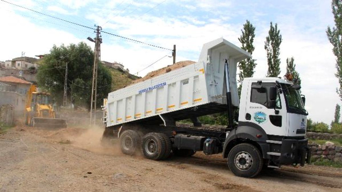Develi Soysallı Mahallesinde Yol Düzenleme Çalışmaları Devam Ediyor