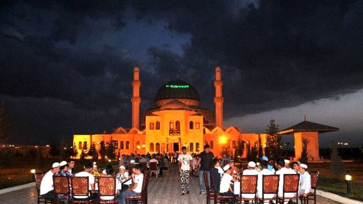 Diyanet Vakfı Kazakistan\'da İftarda İyilik Sofrası Kurdu