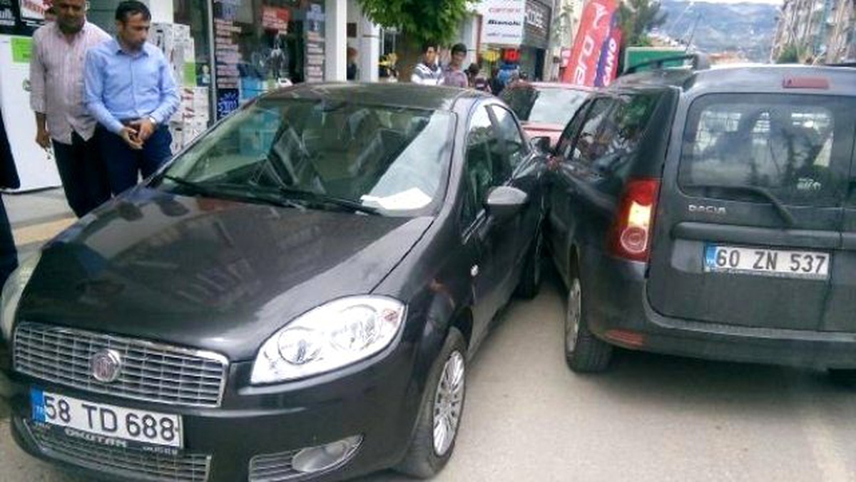 El Freni Çekilmeyen Otomobil Caddede Başka Otomobile Çarptı