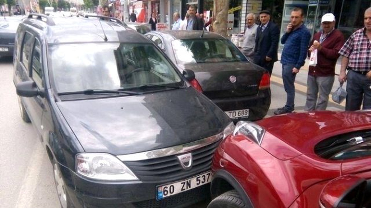 El Freni Çekilmeyen Otomobil İki Otomobile Çarptı