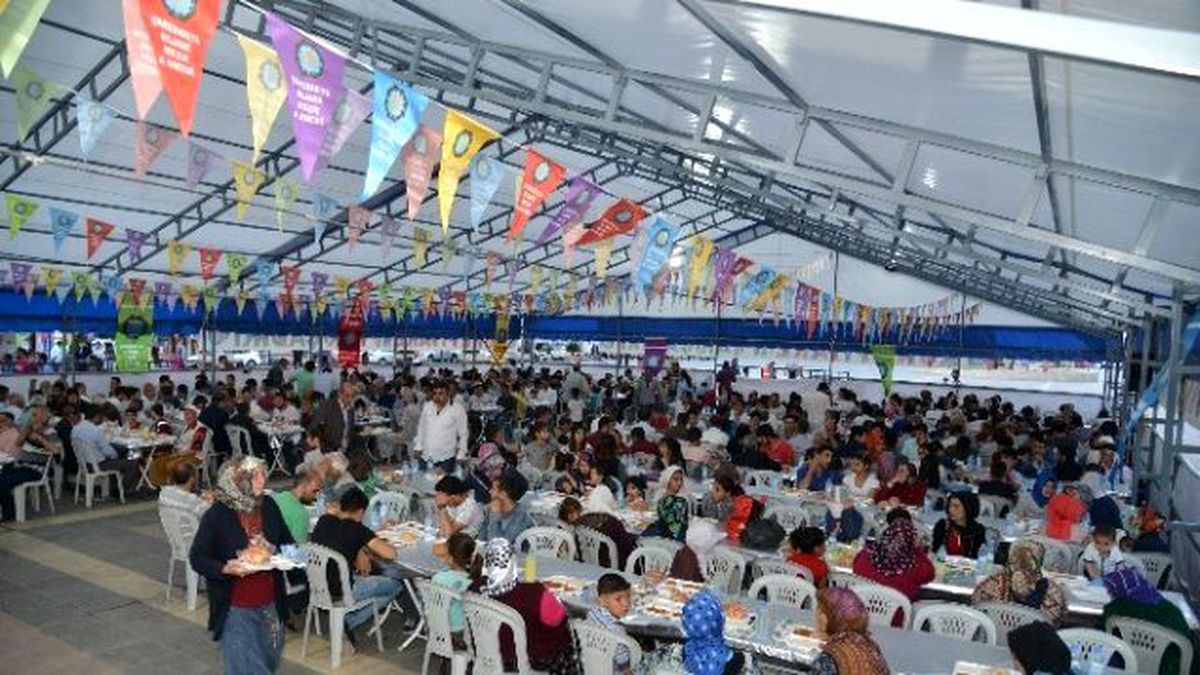 Eş Başkanlar İftar Çadırında Yemek Dağıttı