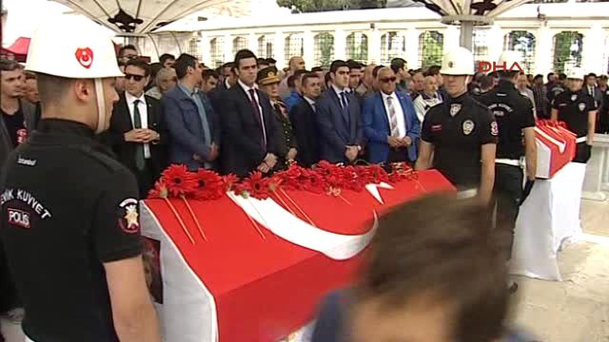 Fatih Camii\'ndeki Şehit Cenazelerinde Gerginlik