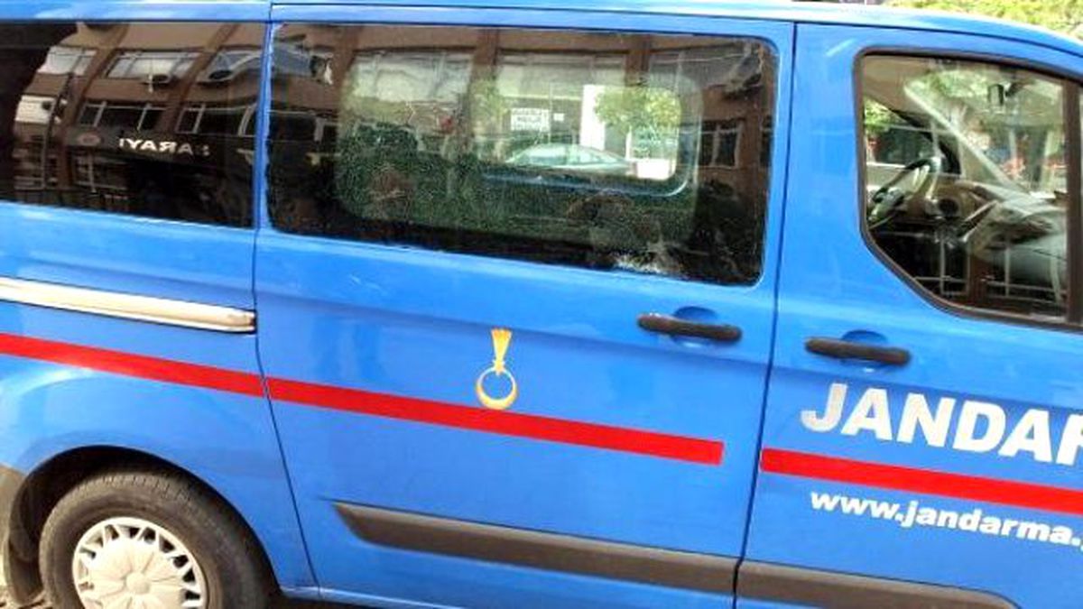 Firari Asker, Jandarma Aracının Camını Kırınca Yakalandı