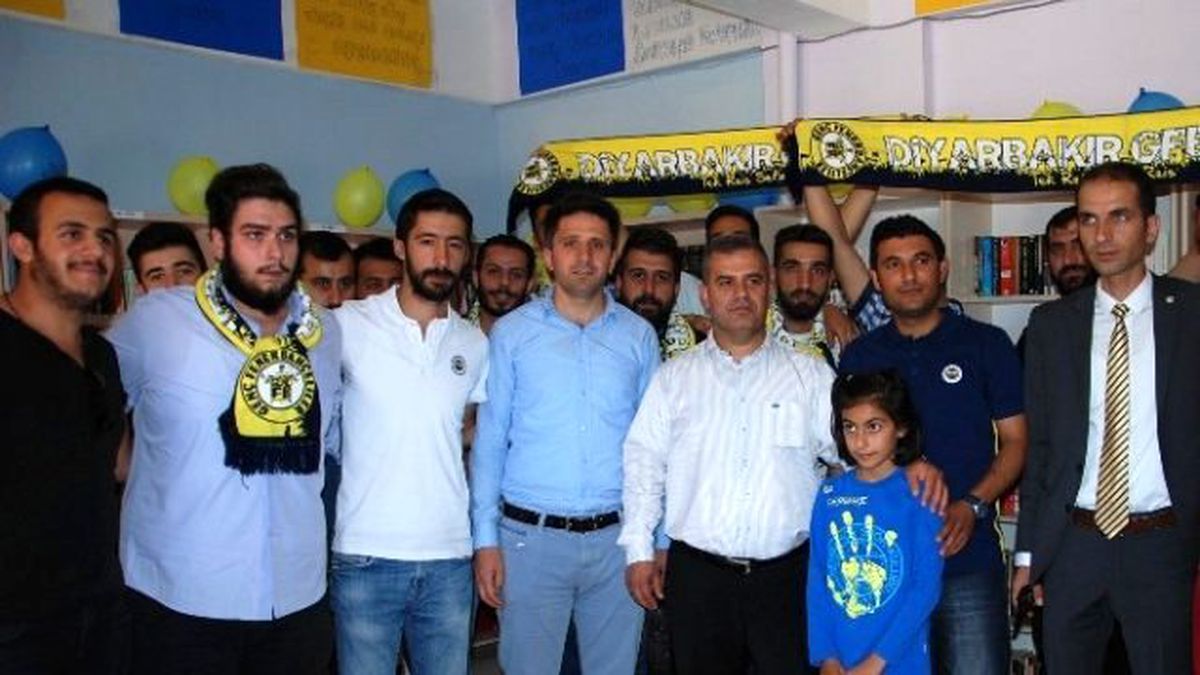 Genç Fenerbahçeliler\'den Kocaköy\'e Kitap Yardımı