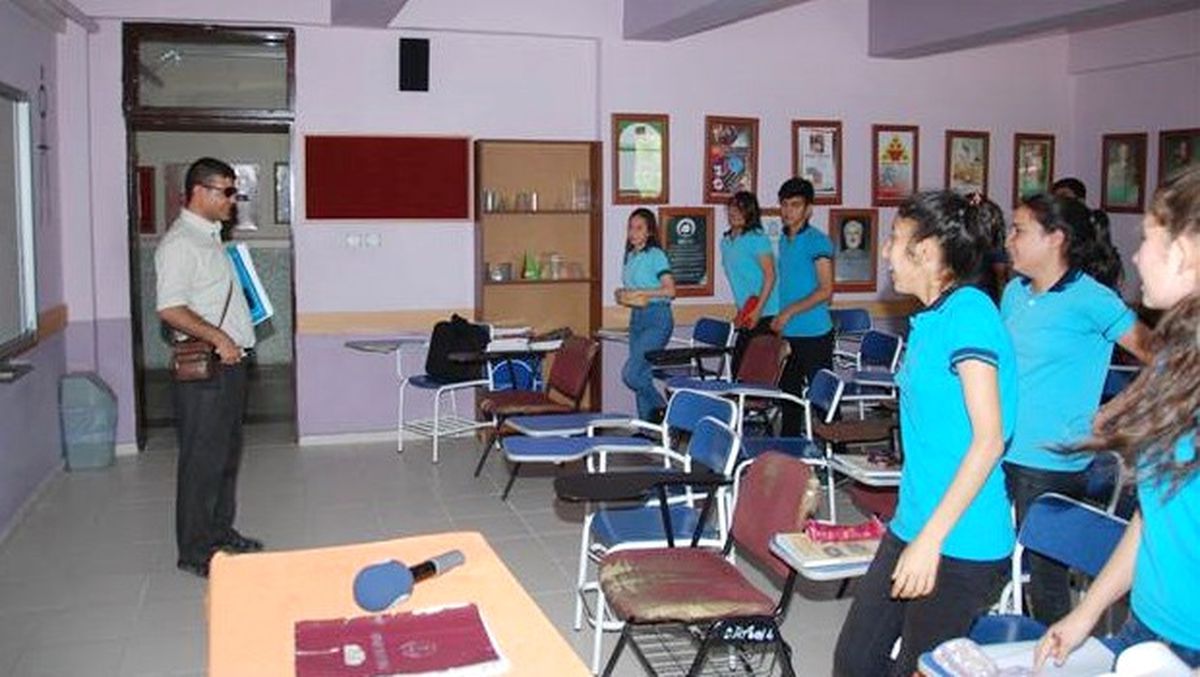 Görme Engelli Öğretmen, Öğrencilerine \'Işık Tutuyor\'