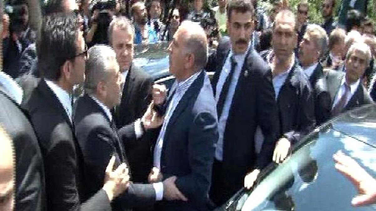 Gürsel Tekin İstanbul Emniyet Müdürü\'ne Tepki Gösterdi