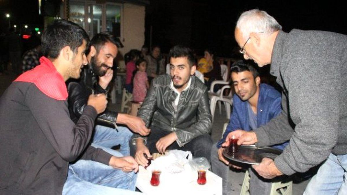 Hakkari\'de Semaver Çayına Yoğun İlgi