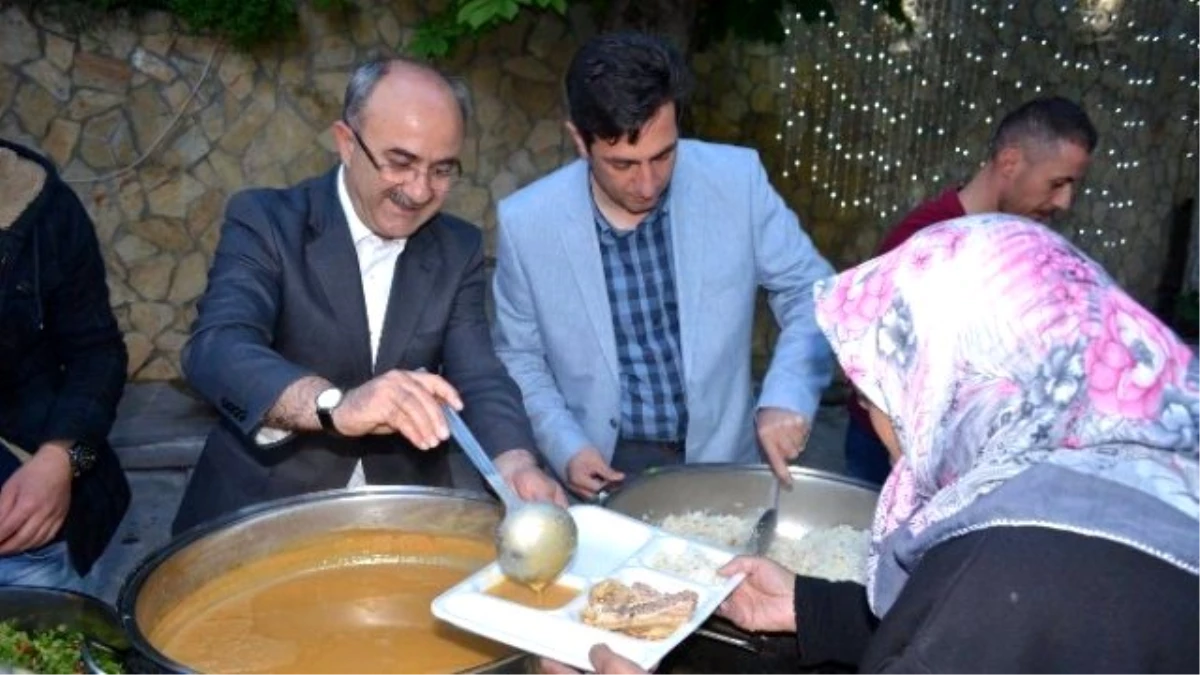 İftarını Vatandaşlarla Açan Başkan Gülcüoğlu Servisi de Kendisi Yaptı