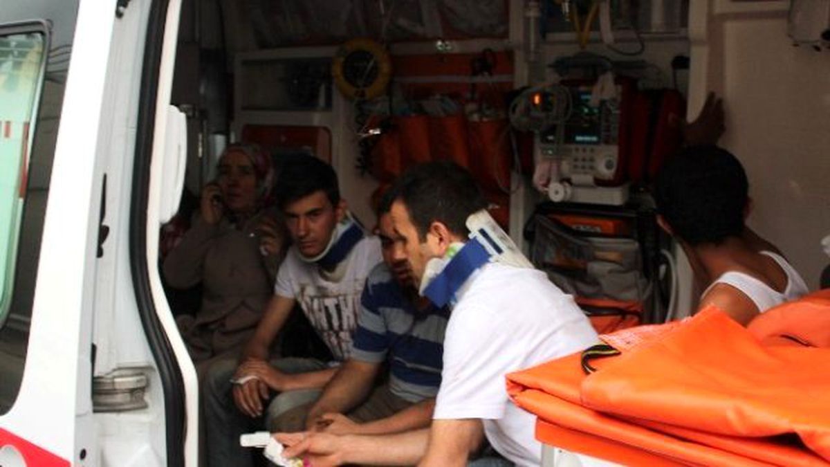 İki Servis Otobüsü ile Minibüs Birbirine Girdi: 36 Yaralı