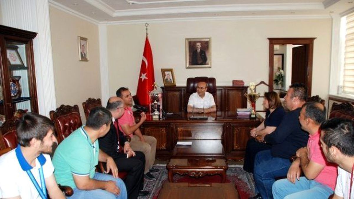 İşitme Engelliler Şampiyonluk Kupasını Vali Demirtaş\'a Teslim Etti