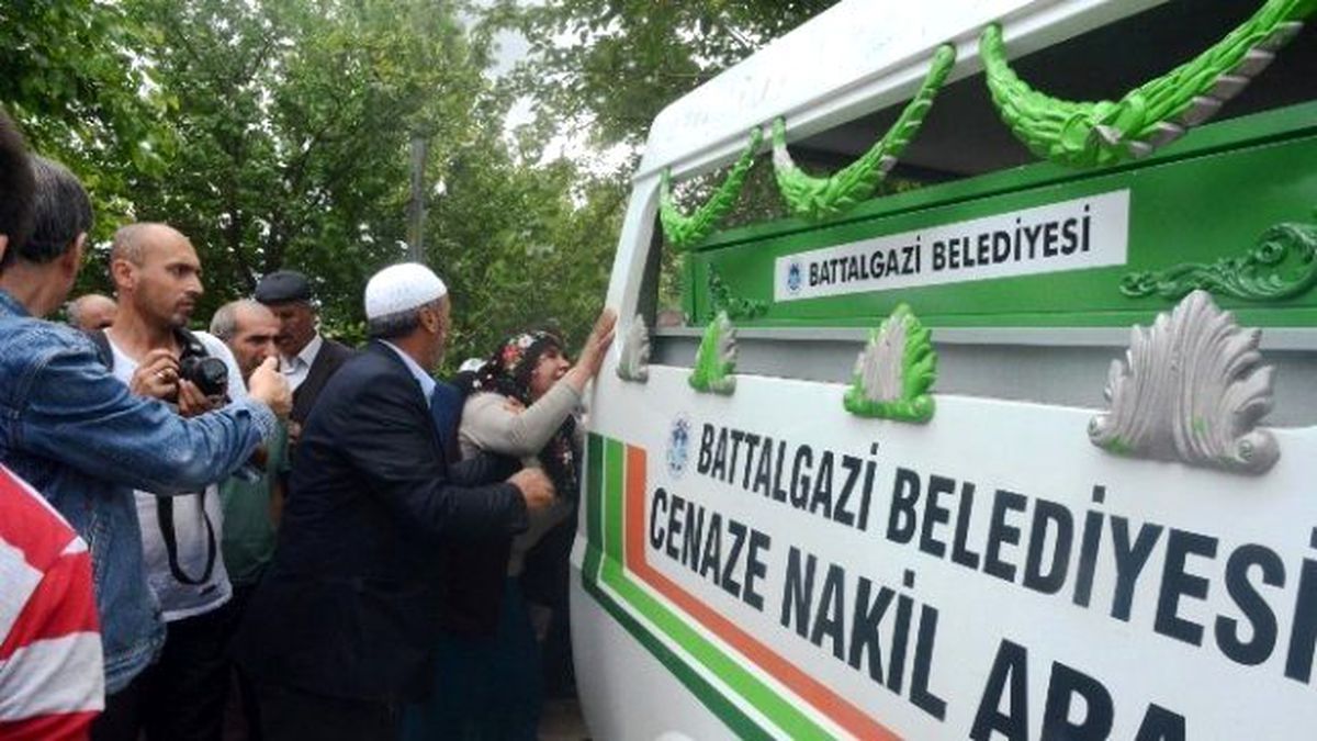 İstanbul\'daki Terör Saldırısında Hayatını Kaybeden Elif Tutuş İnce\'nin Cenazesi Baba Ocağına...
