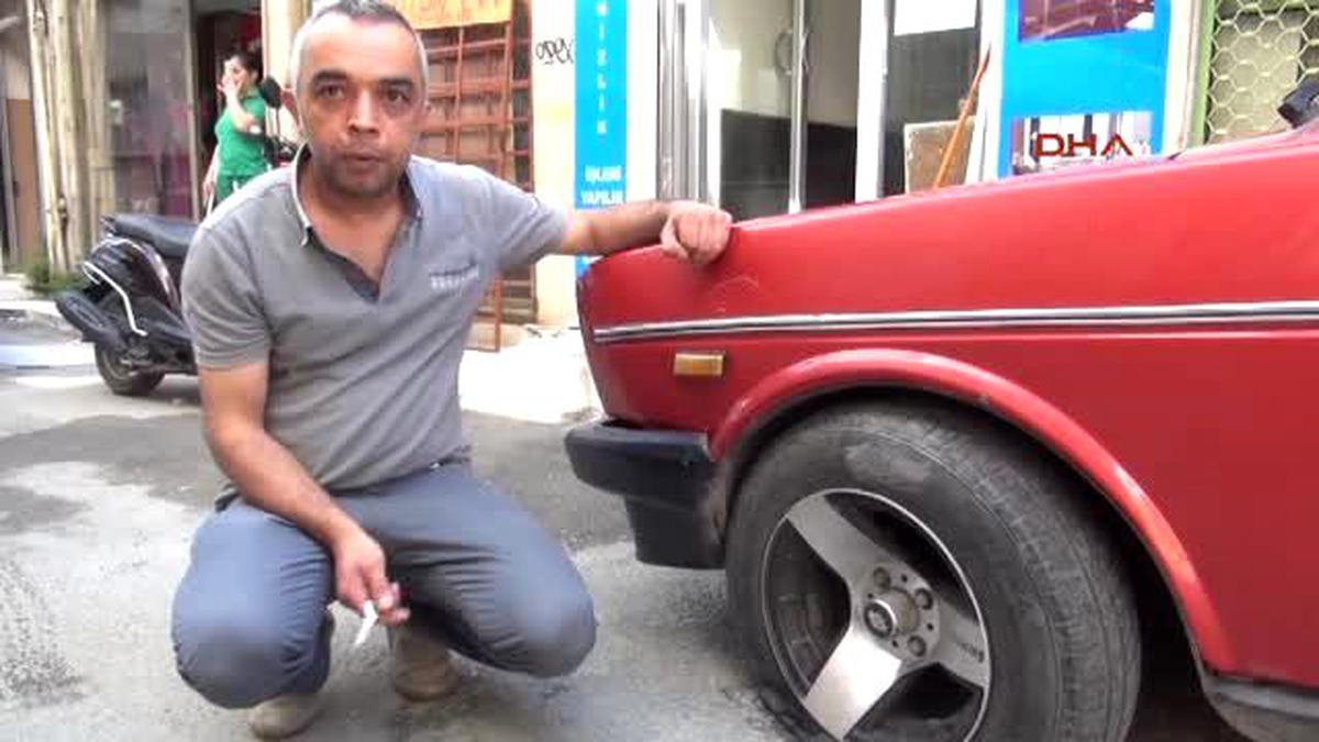 İzmir Alsancak\'ta Sokak Magandası Park Halindeki Araçların Lastiklerini Kesti