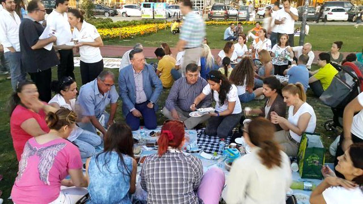 İzmir\'de İftar Yeryüzü Sofralarında Bir Başka Güzel