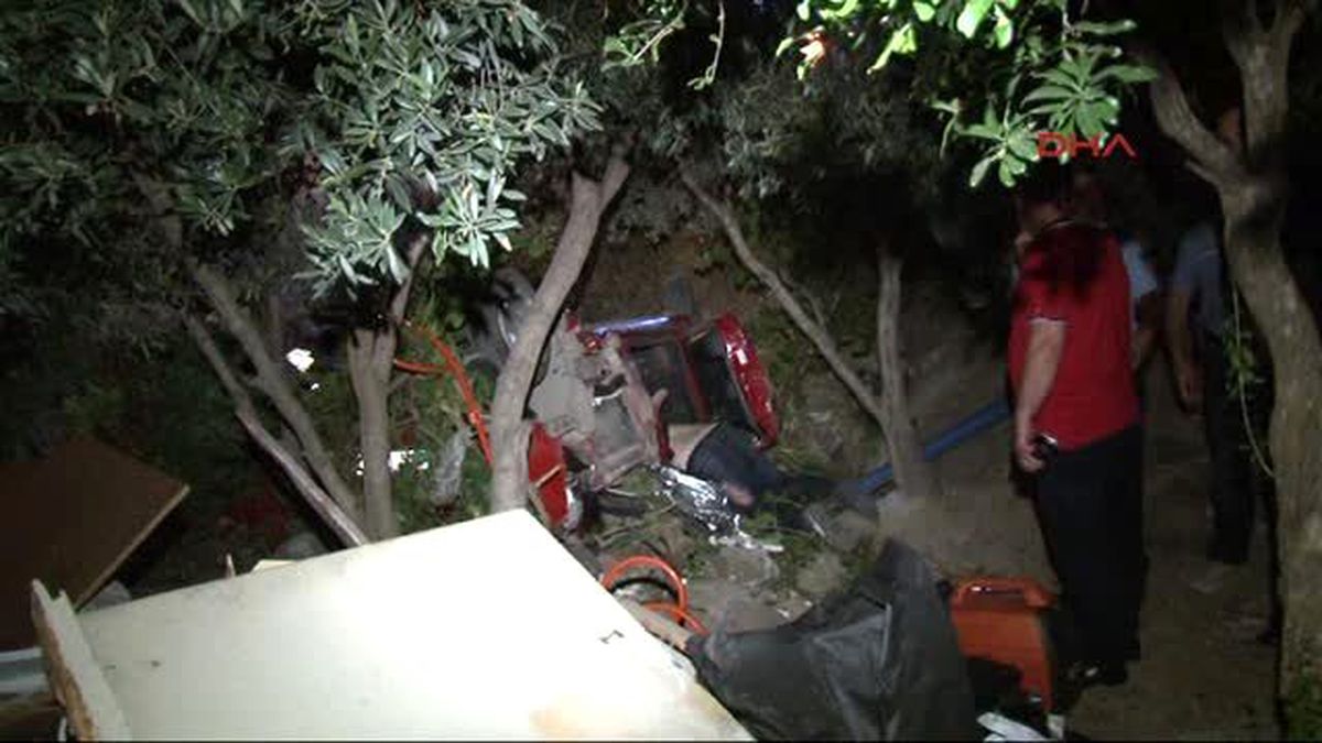 Hafif Ticari Araç Şarampole Yuvarlandı: 2 Ölü, 2 Yaralı