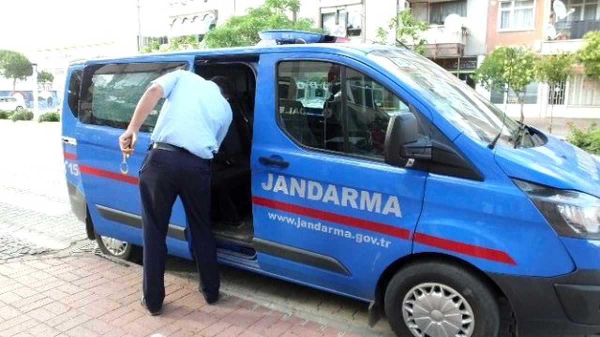 İzne Çıkan Asker Jandarma Aracının Camını Kırdı