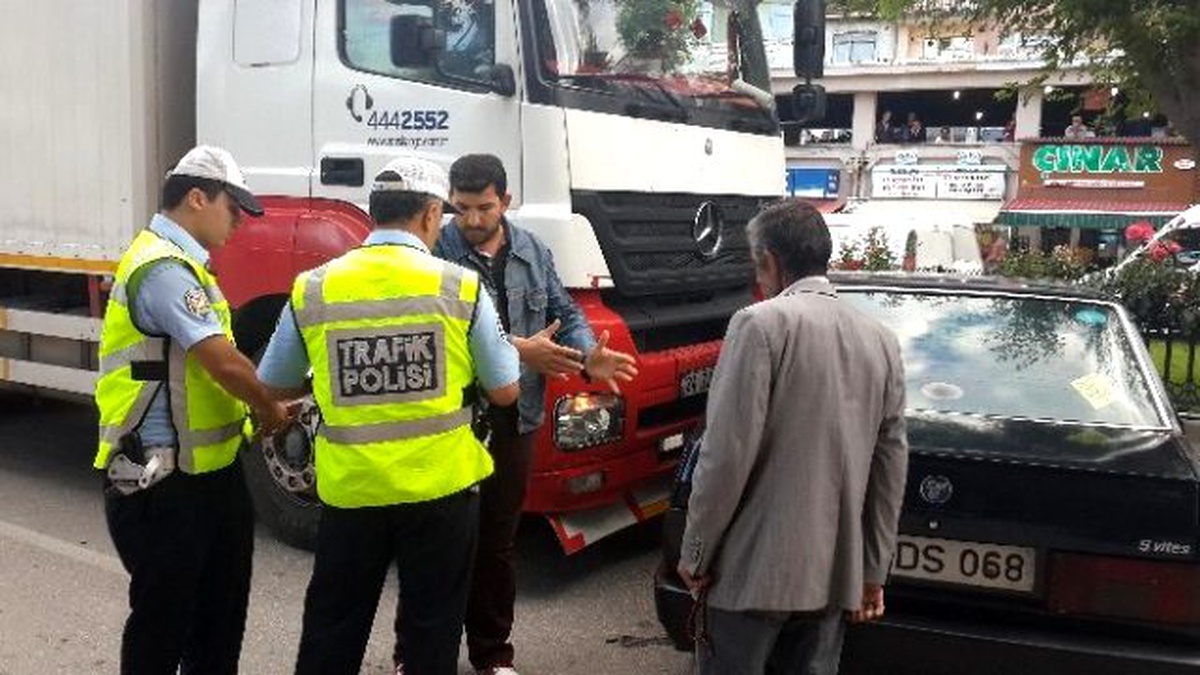 Kamyon ile Otomobil Çarpıştı: 2 Yaralı