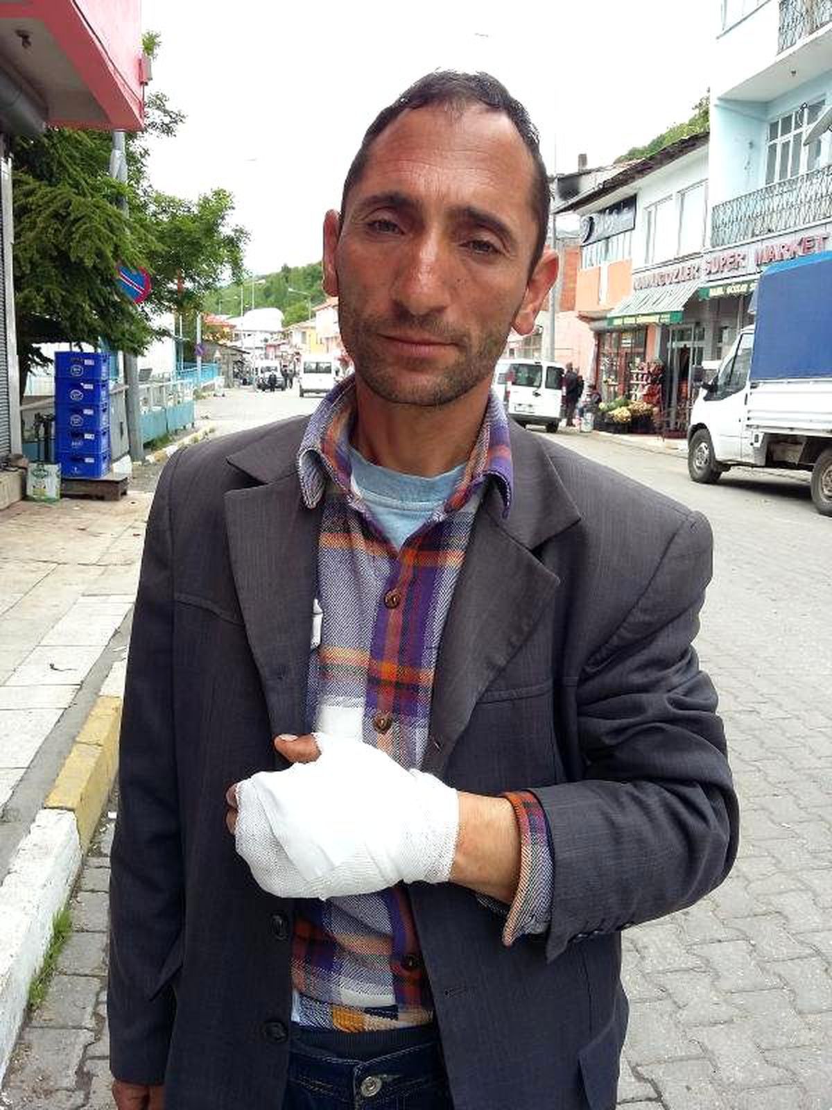 Kendisine Saldıran Kurdu Bıçakla Yaralayıp Kurtuldu