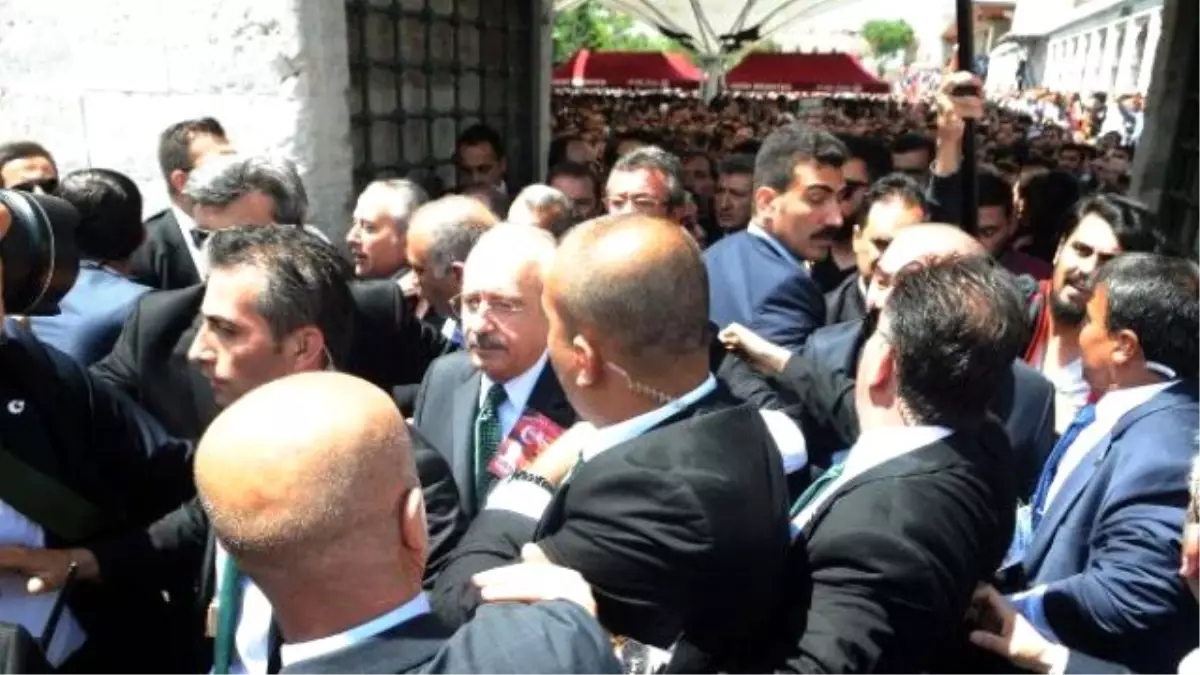 Kılıçdaroğlu\'nun Camiden Ayrılışı Sırasında Gerginlik (2)