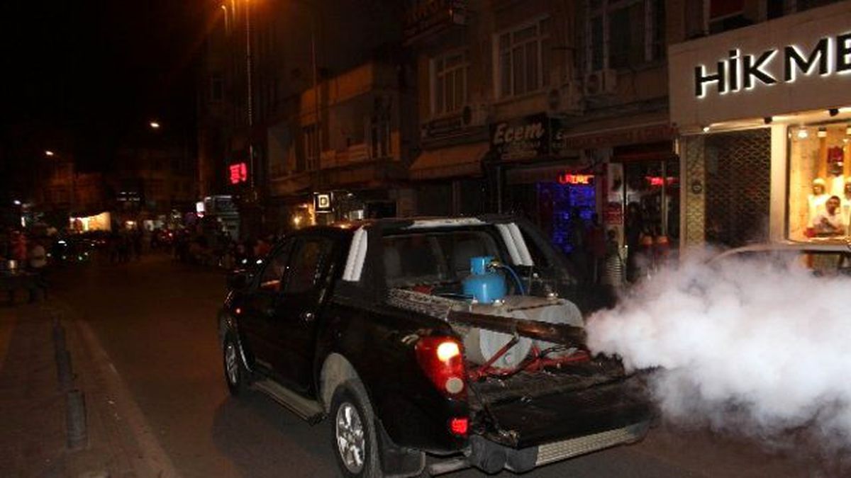 Kilis\'te İlaçlama Çalışmaları Gece de Devam Ediyor
