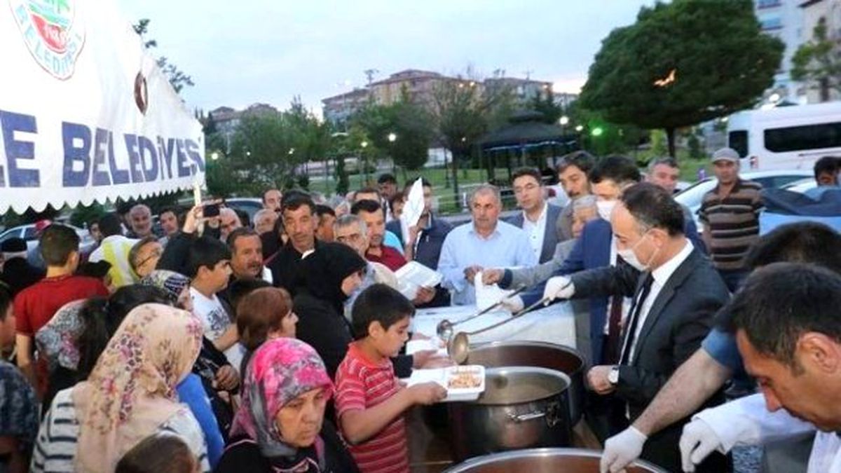 Kırıkkale\'de Vali ve Belediye Başkanı Yemek Dağıttı