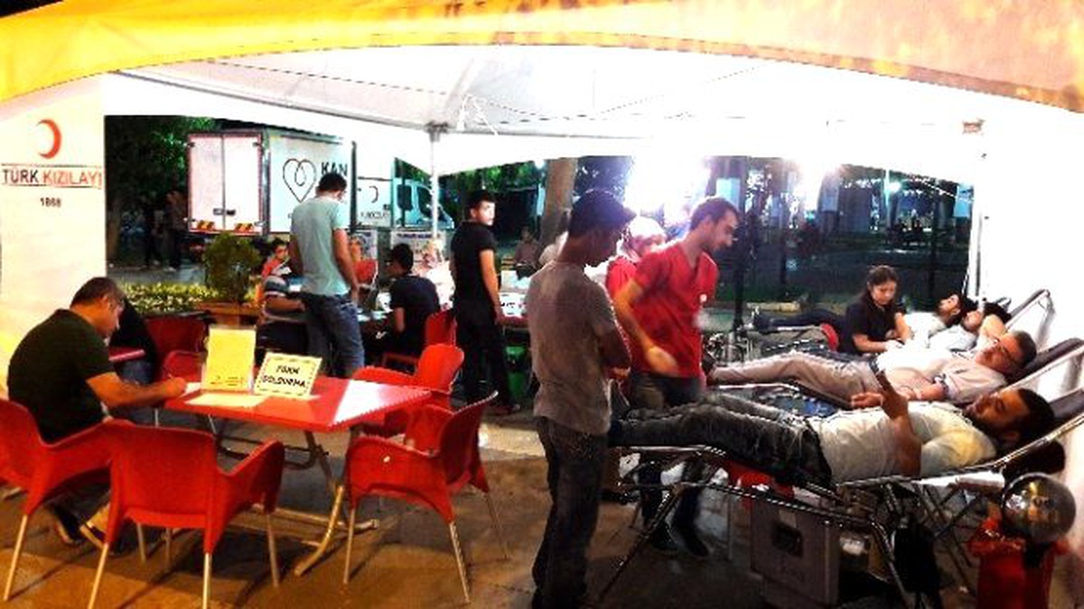 Kızılay, İftardan Sonra Kan Bağışı Alıyor