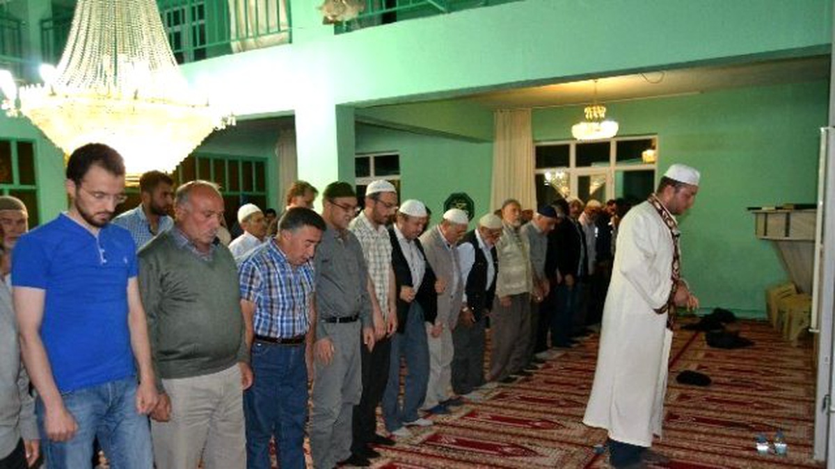 Kulu\'da Hatimli Teravih Namazı Kılınıyor