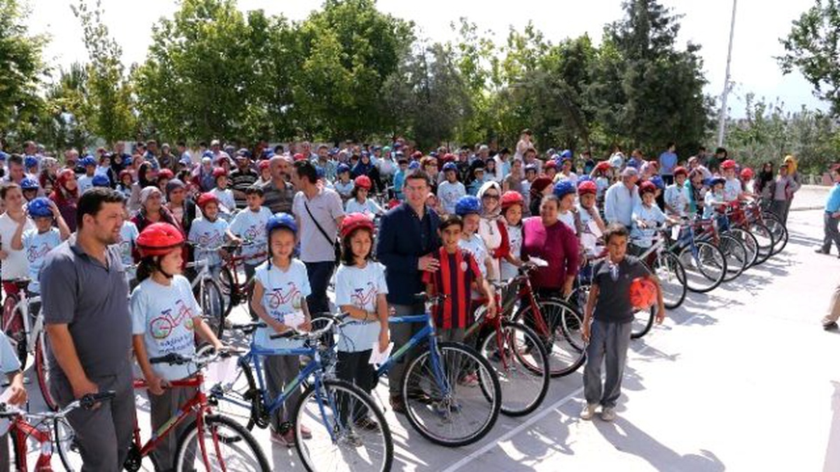 Merkezefendi\'de Öğrencilere Bisiklet Dağıtımı Devam Ediyor
