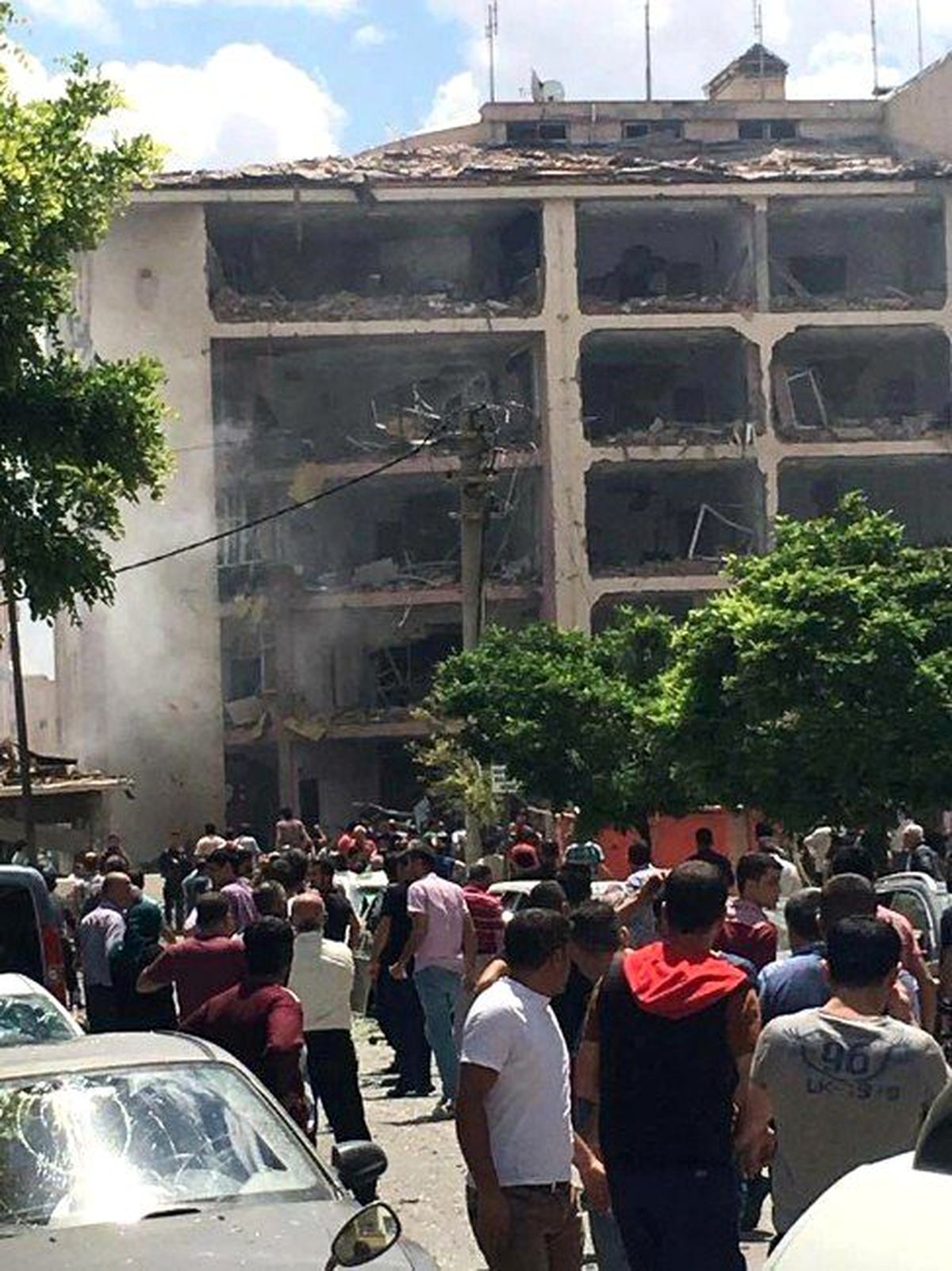 Midyat Emniyet Müdürlüğü\'ne Bombalı Saldırı: Yaralılar Var