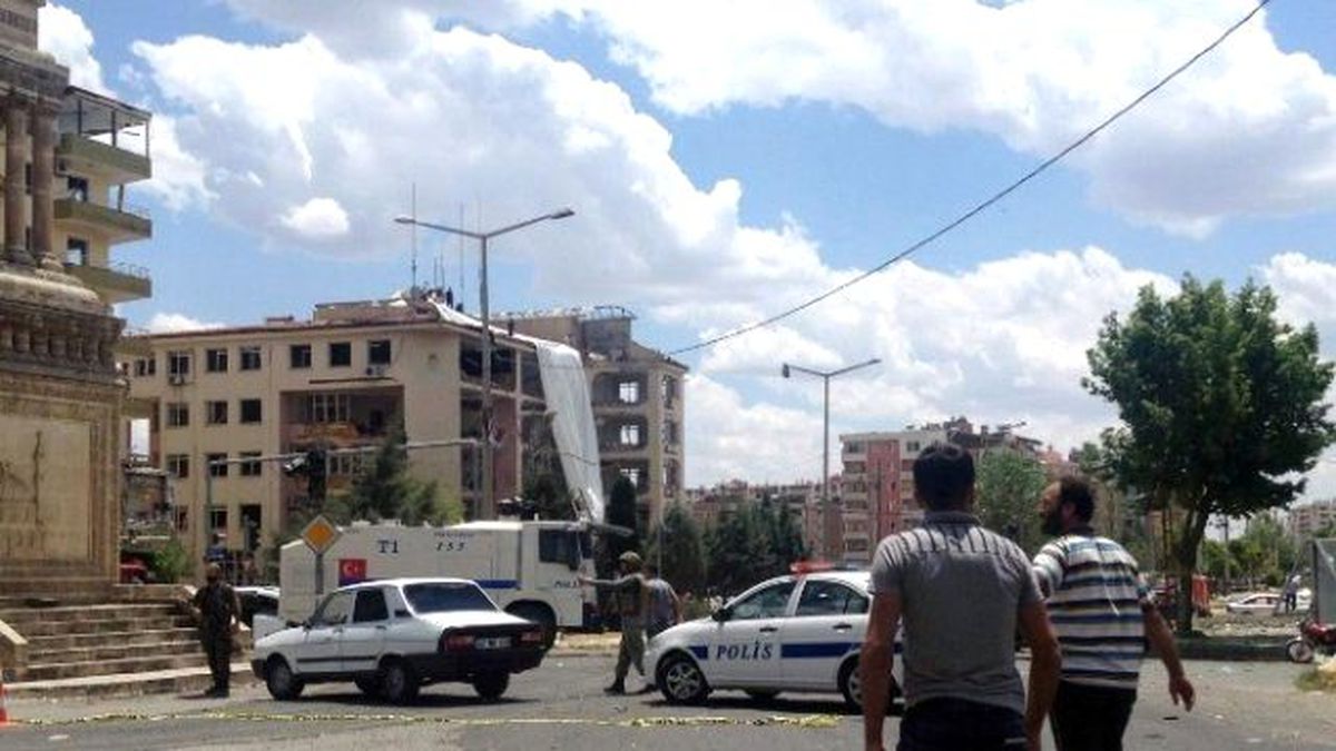 Midyat Emniyet Müdürlüğü\'ne Saldırı: 1 Şehit, 1 Ölü, Çok Sayıda Yaralı Var