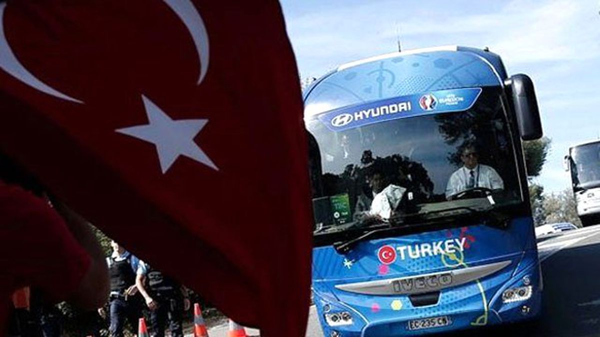 Milli Takım Kafilesi, Fransa'da Kazanın Ortasında Kaldı