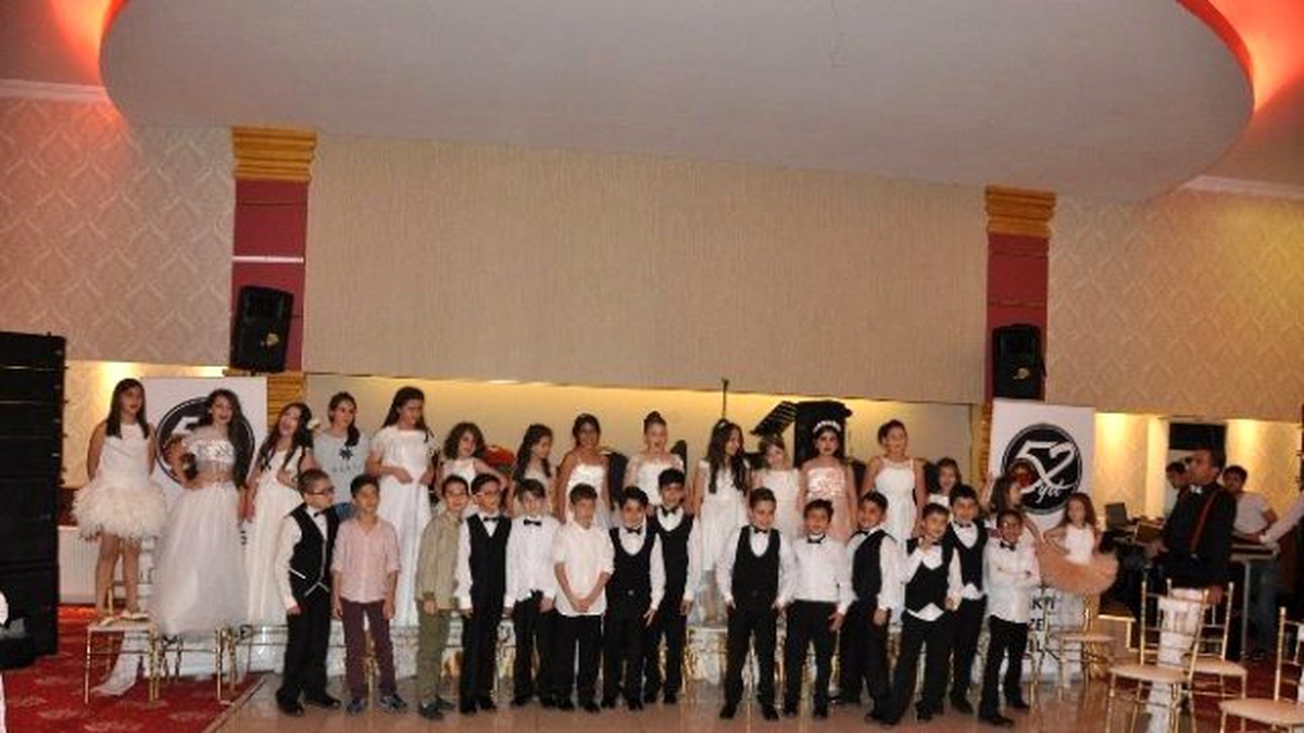 Minik Gkv\'liler Mezuniyet Balosunda Buluştu