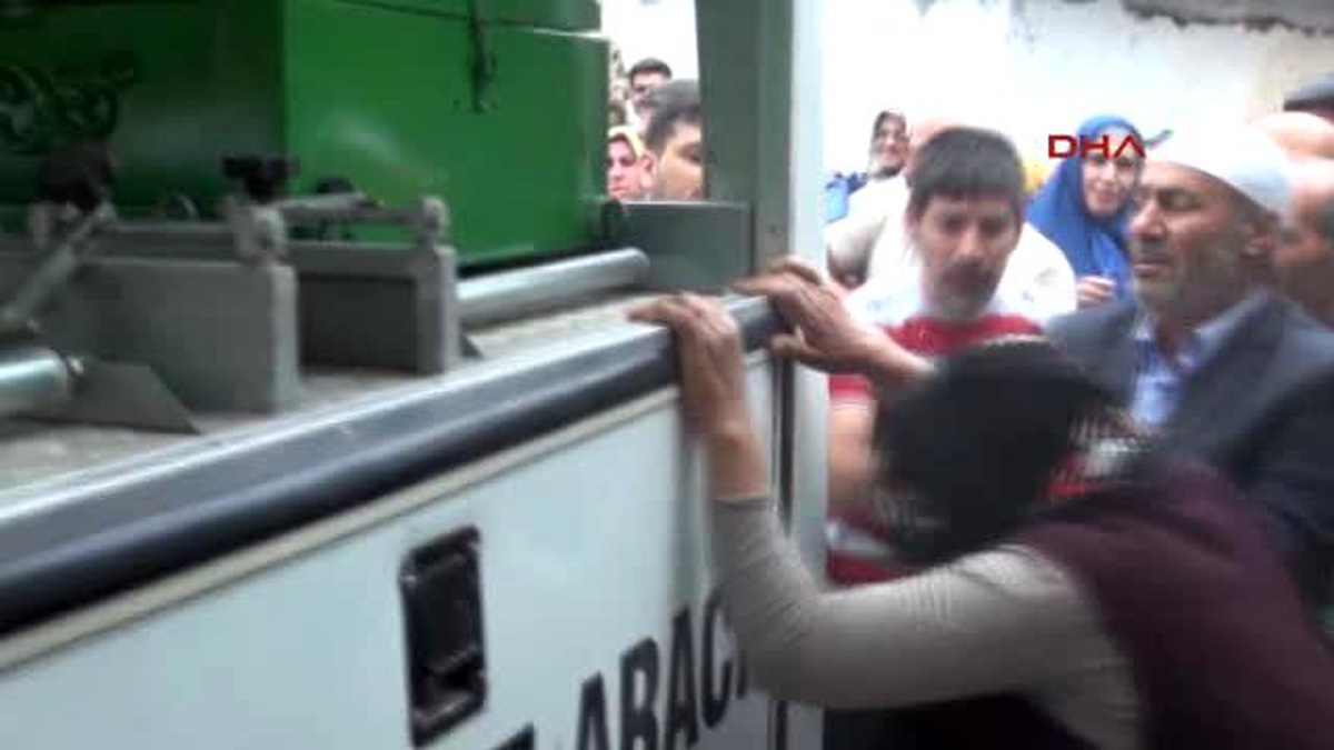 Mlalatya İstanbul\'daki Saldırıda Hayatını Kaybeden Elif Tutuş İnce Son Yolculuğuna Uğurlandı