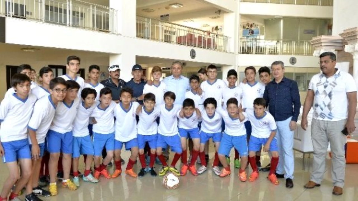 Muratpaşa U13 Futbol Takımı Başkan Uysal\'ı Ziyaret Etti