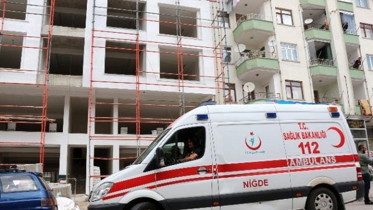 Niğde\'de İnşaat\'tan Düşen İşçi Yaralandı